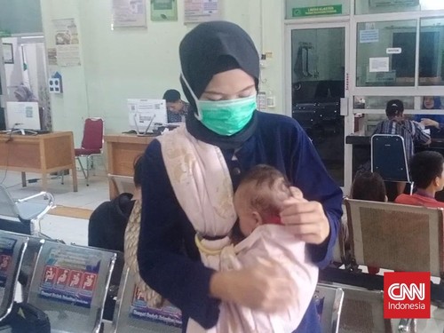 Kondisi asap pekat di Palembang tidak hanya dirasakan orang dewasa, balita yang belum bisa komplain juga kesulitan menghirup udara segar.
