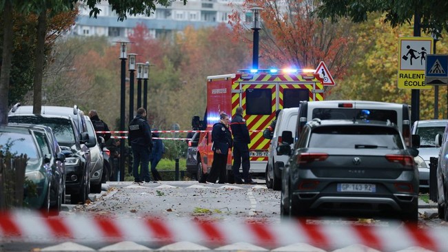 French police and rescue forces work at the scene after a drive-by shooting that killed one person and injured several others in Trappes, in the Yvelines department, near Paris, France, October 23, 2026. REUTERS/Stephanie Lecocq