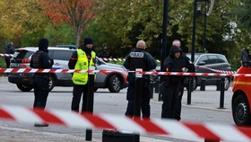 Polisi Prancis di lokasi kejadian setelah penembakan dari dalam mobil yang menewaskan satu orang di Trappes, dekat Paris, Prancis, Jumat (23/10).