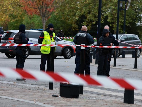 Polisi Prancis di lokasi kejadian setelah penembakan dari dalam mobil yang menewaskan satu orang di Trappes, dekat Paris, Prancis, Jumat (23/10).