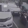 Sebuah mobil BYD tabrak beruntun empat mobil dan melindas seorang pengemudi ojol di Jakarta Selatan pada Jumat (23/10).