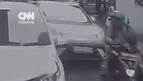 Sebuah mobil BYD tabrak beruntun empat mobil dan melindas seorang pengemudi ojol di Jakarta Selatan pada Jumat (23/10).