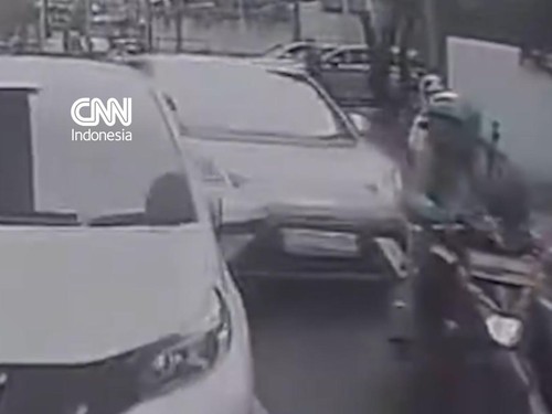 Sebuah mobil BYD tabrak beruntun empat mobil dan melindas seorang pengemudi ojol di Jakarta Selatan pada Jumat (23/10).