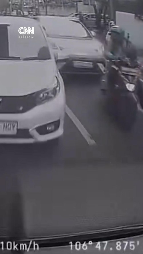 Sebuah mobil BYD tabrak beruntun empat mobil dan melindas seorang pengemudi ojol di Jakarta Selatan pada Jumat (23/10).