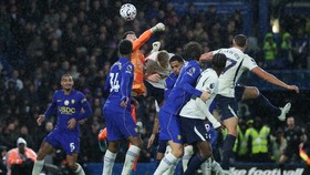 Chelsea harus menelan kekalahan pahit saat menjamu Tottenham Hotspur dalam lanjutan Liga Inggris 2026/2027. Bermain di Stamford Bridge, Sabtu (24/10/2026), The Blues takluk 0-2 dari rival sekotanya dalam derby London yang berlangsung penuh drama. Kek