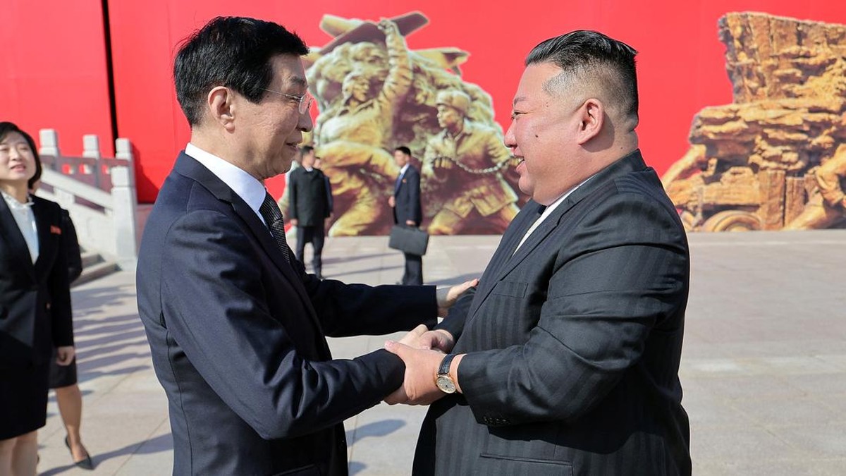 Penampakan Kim Jong Un Saat Tiba-Tiba Nyebrang ke China Lewat Jembatan - Infolitik