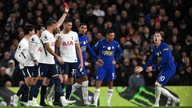 LONDON, ENGLAND - OCTOBER 24: Cole Palmer of Chelsea reacts after being sent off by referee Chris Kavanagh during the Premier League 2026/27 match between Chelsea FC and Tottenham Hotspur at Stamford Bridge on October 24, 2026 in London, England. (Ph