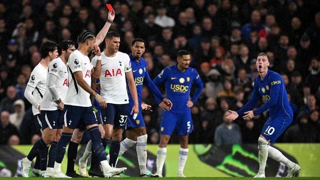 LONDON, ENGLAND - OCTOBER 24: Cole Palmer of Chelsea reacts after being sent off by referee Chris Kavanagh during the Premier League 2026/27 match between Chelsea FC and Tottenham Hotspur at Stamford Bridge on October 24, 2026 in London, England. (Ph