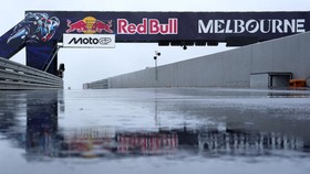 Balapan Moto3 dalam rangkaian MotoGP Australia 2026 resmi dibatalkan akibat kondisi cuaca buruk di Sirkuit Phillip Island, Minggu (25/10/2026). Gangguan jarak pandang menjadi faktor utama keputusan tersebut demi menjaga keselamatan pembalap dan selur