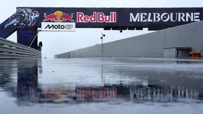 Balapan Moto3 dalam rangkaian MotoGP Australia 2026 resmi dibatalkan akibat kondisi cuaca buruk di Sirkuit Phillip Island, Minggu (25/10/2026). Gangguan jarak pandang menjadi faktor utama keputusan tersebut demi menjaga keselamatan pembalap dan selur