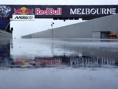 Balapan Moto3 dalam rangkaian MotoGP Australia 2026 resmi dibatalkan akibat kondisi cuaca buruk di Sirkuit Phillip Island, Minggu (25/10/2026). Gangguan jarak pandang menjadi faktor utama keputusan tersebut demi menjaga keselamatan pembalap dan selur
