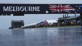 Balapan Moto3 dalam rangkaian MotoGP Australia 2026 resmi dibatalkan akibat kondisi cuaca buruk di Sirkuit Phillip Island, Minggu (25/10/2026). Gangguan jarak pandang menjadi faktor utama keputusan tersebut demi menjaga keselamatan pembalap dan selur