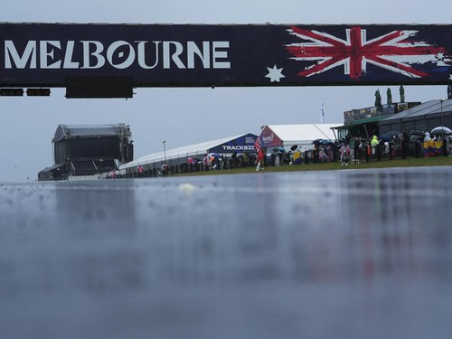 Balapan Moto3 dalam rangkaian MotoGP Australia 2026 resmi dibatalkan akibat kondisi cuaca buruk di Sirkuit Phillip Island, Minggu (25/10/2026). Gangguan jarak pandang menjadi faktor utama keputusan tersebut demi menjaga keselamatan pembalap dan selur