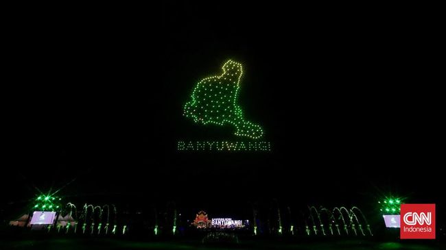 Gelaran tari kolosal Gandrung Sewu 2026, yang perdana digelar malam hari berlangsung megah, di Pantai Marina Boom, Sabtu (24/10).