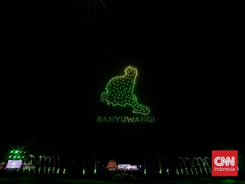 Gelaran tari kolosal Gandrung Sewu 2026, yang perdana digelar malam hari berlangsung megah, di Pantai Marina Boom, Sabtu (24/10).