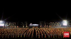 Penari menampilkan tarian kolosal pada Festival Gandrung Sewu 2026 di Pantai Boom Marina, Banyuwangi, Jawa Timur, Sabtu (24/10/2026).