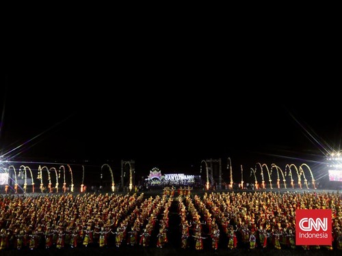 Penari menampilkan tarian kolosal pada Festival Gandrung Sewu 2026 di Pantai Boom Marina, Banyuwangi, Jawa Timur, Sabtu (24/10/2026).