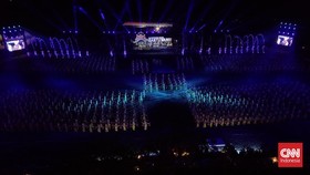 Ribuan pasang mata terpukau menyaksikan kemegahan Pagelaran Gandrung Sewu 2026 yang mengusung tema Kembang Dermo di Pantai Boom Marina, Banyuwangi, Jawa Timur, pada Sabtu (24/10/26) malam.