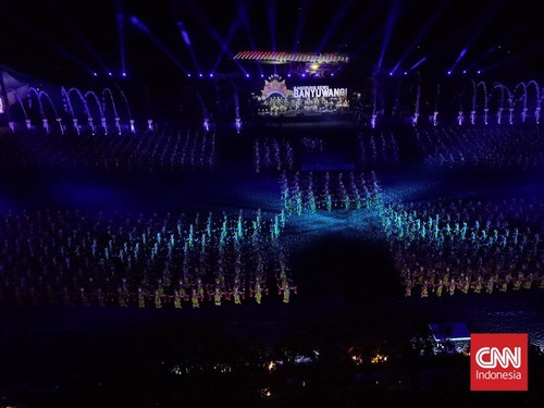 Ribuan pasang mata terpukau menyaksikan kemegahan Pagelaran Gandrung Sewu 2026 yang mengusung tema Kembang Dermo di Pantai Boom Marina, Banyuwangi, Jawa Timur, pada Sabtu (24/10/26) malam.