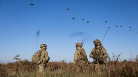 Militer Kerajaan Inggris dan Prancis mengerahkan ribuan tentara ke wilayah Jerman pada Minggu (25/10) waktu setempat.