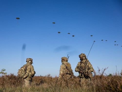 Militer Kerajaan Inggris dan Prancis mengerahkan ribuan tentara ke wilayah Jerman pada Minggu (25/10) waktu setempat.