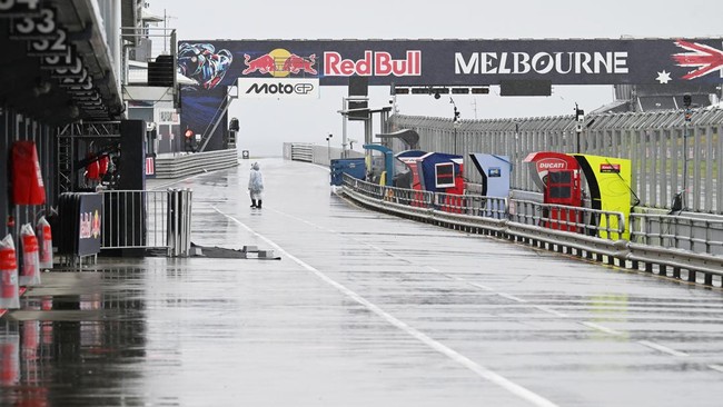 A person stands on a deserted pit lane as rain falls while officials wait for Race Control on a decision on the running of the Australian MotoGP Grand Prix on Phillip Island October 25, 2026. (Photo by Paul Crock / AFP) / --IMAGE RESTRICTED TO EDITOR