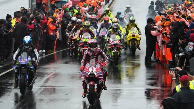 MotoGP - Australian Grand Prix - Phillip Island Grand Prix Circuit, Phillip Island, Australia - October 25, 2026 Ducati Lenovo Team's Francesco Bagnaia and Monster Energy Yamaha MotoGP's Alex Rins during the parade lap after the race gets cancelled d