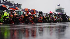 MotoGP - Australian Grand Prix - Phillip Island Grand Prix Circuit, Phillip Island, Australia - October 25, 2026 General view as bikes return after the parade lap as the race gets cancelled due to bad weather REUTERS/Asanka Brendon Ratnayake