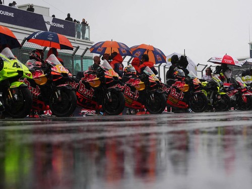 MotoGP - Australian Grand Prix - Phillip Island Grand Prix Circuit, Phillip Island, Australia - October 25, 2026 General view as bikes return after the parade lap as the race gets cancelled due to bad weather REUTERS/Asanka Brendon Ratnayake