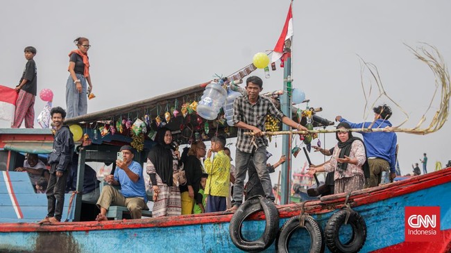 Tradisi Nadran Larung Saji di Kampung Nelayan Cilincing