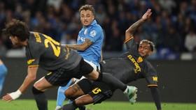 Soccer Football - Serie A - Napoli v AS Roma - Stadio Diego Armando Maradona, Naples, Italy - October 24, 2026 Napoli's Noa Lang in action with AS Roma's Wesley REUTERS/Ciro De Luca