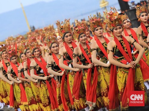 Gandrung Sewu sudah memasuki tahun ke-14 pergelarannya dengan beragam tema yang diusung. Pada 2026, pertunjukan ini pertama kalinya dilangsungkan malam hari.