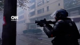 thumbnail video polisi prancis bentrok