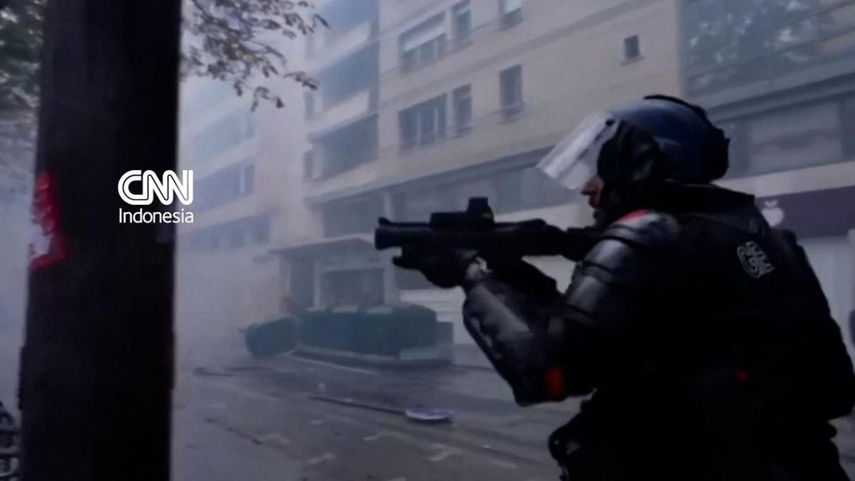 Aksi Damai 110 Ribu Orang di Paris Berujung Bentrok dengan Polisi