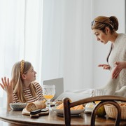 5 Kalimat 'Positif' yang Sebaiknya Tidak Diucapkan Orang Tua ke Anak Menurut Pakar