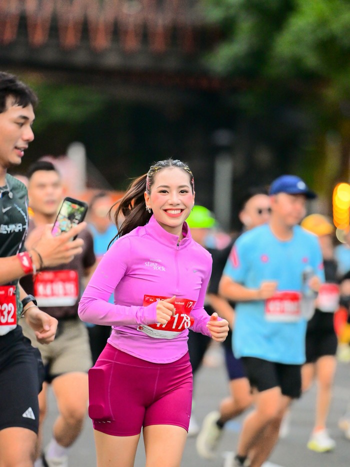 Abel Cantika berhasil finish PB 10K di JRF pertamanya. Sambil lari, ia juga harus bikin konten untuk tiga brand kerja sama. Totalitas banget!/Foto: instagram.com/abellyc
