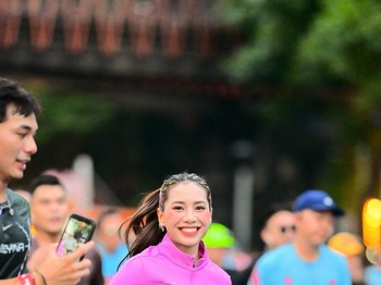 Abel Cantika berhasil finish PB 10K di JRF pertamanya. Sambil lari, ia juga harus bikin konten untuk tiga brand kerja sama. Totalitas banget!/Foto: instagram.com/abellyc