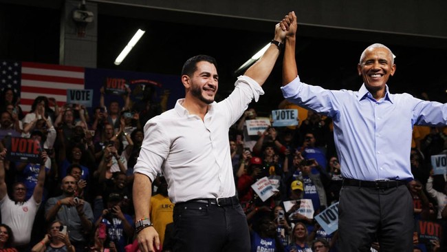 DETROIT, MICHIGAN - OCTOBER 24: Former President Barack Obama stands with Democratic candidate for Senate, Dr. Abdul El-Sayed, during a Get Out the Vote