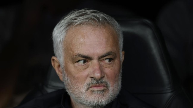 Soccer Football - UEFA Champions League - Real Madrid v RB Leipzig - Estadio Bernabeu, Madrid, Spain - October 21, 2026  Real Madrid coach Jose Mourinho looks on REUTERS/Violeta Santos Moura