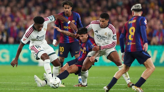 Soccer Football - LaLiga - FC Barcelona v Real Madrid - Spotify Camp Nou, Barcelona, Spain - October 25, 2026 FC Barcelona's Joao Cancelo in action with Real Madrid's Aurelien Tchouameni and Jude Bellingham REUTERS/Bruna Casas