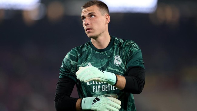 Soccer Football - LaLiga - FC Barcelona v Real Madrid - Spotify Camp Nou, Barcelona, Spain - October 25, 2026 Real Madrid's Andriy Lunin during the warm up before the match REUTERS/Bruna Casas