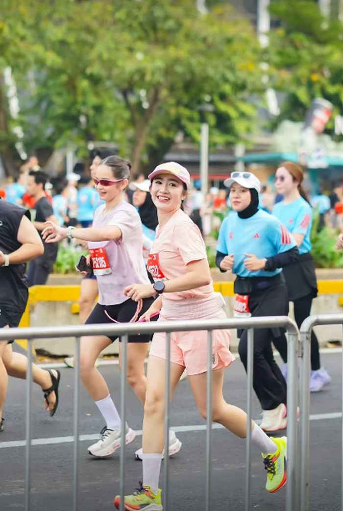 Bareng Enzy Storia, Febby Rastanty juga berhasil menyelesaikan lari jarak jauh 10K dalam JRF yang diselenggarakan pada 25/10 kemarin, Beauties. Tampil dengan outfit pink yang cute!/Foto: instagram.com/febbyrastanty