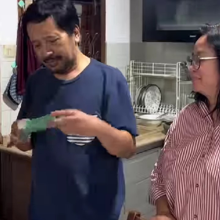 <p>Brisia Jodie juga mengabadikan reaksi kedua orang tuanya saat mengetahui kabar kehamilannya. Sang ayah terlihat terkejut ketika tahu hasil <em>test pack</em> positif. Sementara ibundanya tampak semangat saat menerima kabar bahagia tersebut.(Foto:@brisiajodie96)</p>