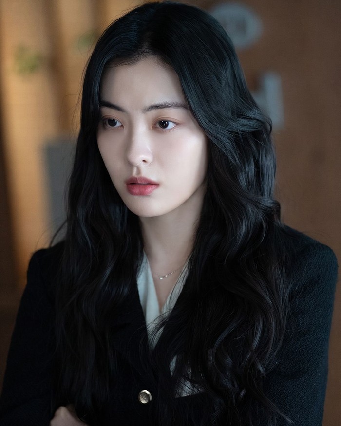Cha Joo Won berperan sebagai Bae Gang Hee, seseorang yang tidak terlalu cepat menaruh harapan. Di samping gayanya yang blak-blakan, ia juga bertekad untuk mendapatkan posisi tersebut sebagai kesempatan terakhirnya./ Foto: instagram.com/itsnew_movie