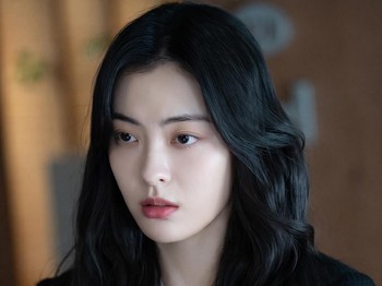 Cha Joo Won berperan sebagai Bae Gang Hee, seseorang yang tidak terlalu cepat menaruh harapan. Di samping gayanya yang blak-blakan, ia juga bertekad untuk mendapatkan posisi tersebut sebagai kesempatan terakhirnya./ Foto: instagram.com/itsnew_movie