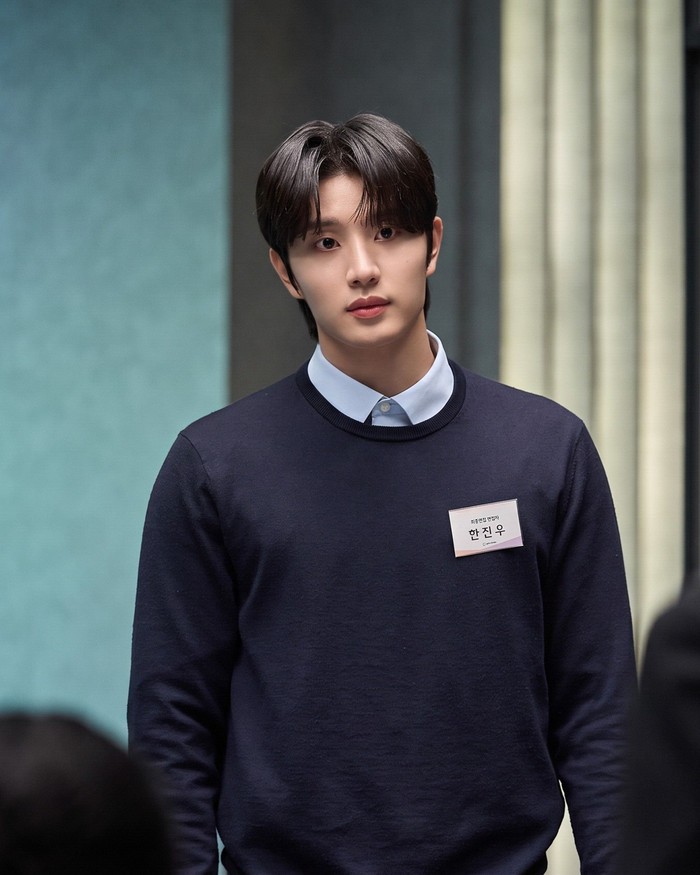Dalam debut filmnya ini, Kim Jae Won memerankan Han Jin Woo yang lembut, berhati hangat, dan tak menilai orang berdasarkan penampilan. Ia sangat perhatian terhadap orang-orang di sekitarnya, termasuk rekan pelamar./ Foto: instagram.com/itsnew_movie