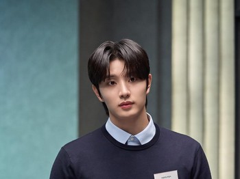 Dalam debut filmnya ini, Kim Jae Won memerankan Han Jin Woo yang lembut, berhati hangat, dan tak menilai orang berdasarkan penampilan. Ia sangat perhatian terhadap orang-orang di sekitarnya, termasuk rekan pelamar./ Foto: instagram.com/itsnew_movie