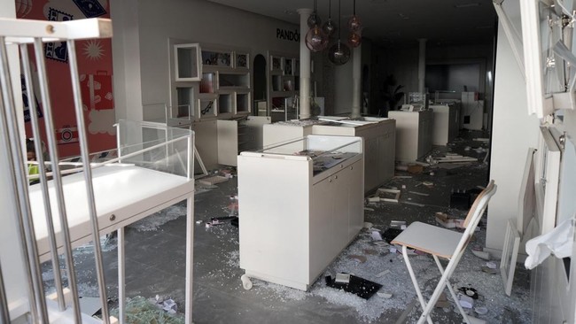 This picture shows a jeweller's shop looted the previous night during riots, in Barcelona on October 25, 2026. Police made 128 arrests overnight in Barcelona for acts of "vandalism", damage to public property" and "looting", the regional Catalan poli