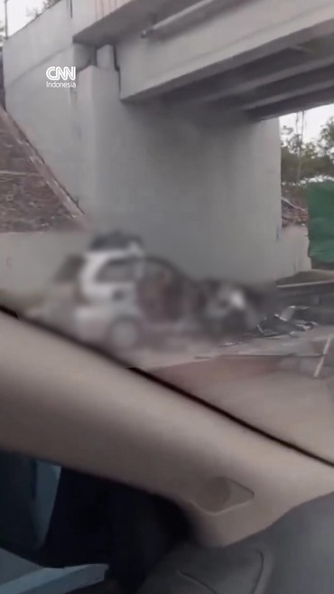 Detik-detik Mobil Hantam Truk di Tol Lampung, Enam Orang Tewas