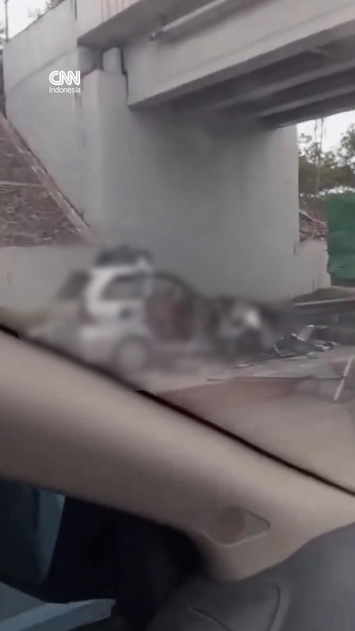 Detik-detik Mobil Hantam Truk di Tol Lampung, Enam Orang Tewas